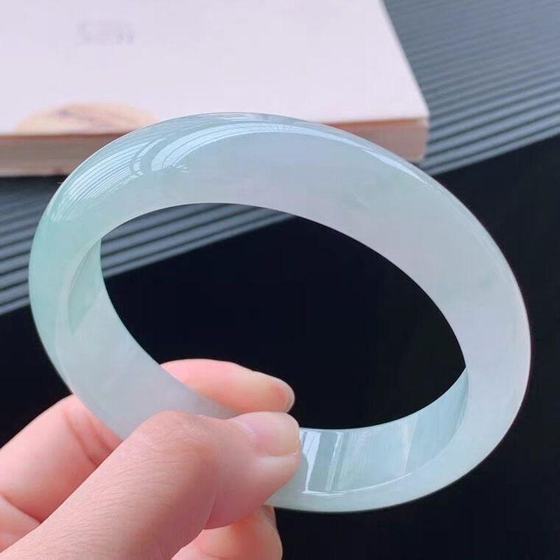 Bracelets - ミャンマー女性向け、氷のような質感の単色半透明ジェダイトブレスレット
