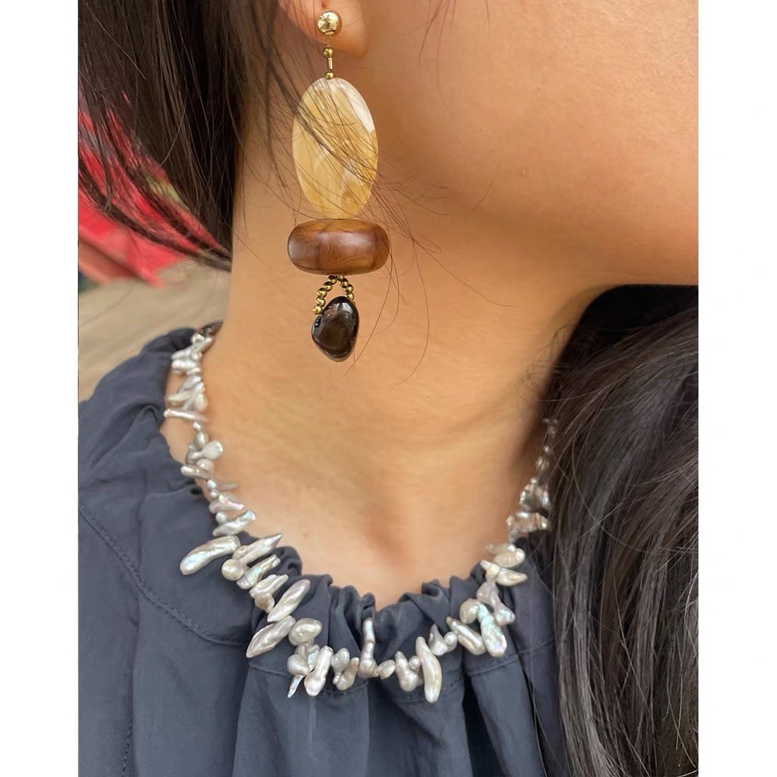 Pearl Choker Necklace Vintage - ボヘミアン・バロック風パールチョーカーネックレス、レジン製ウッドビーズのドロップイヤリングセット。ヴィンテージ風の手作りジュエリーで、女性向けのホリデーシーズンにぴったり。