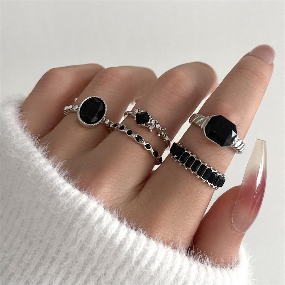 Vintage Punk Knuckle Rings Set - レトロなブラッククリスタルストーンリングセット。女性向け、ヴィンテージ風幾何学模様の指輪。パーティーや普段使いに最適なファッションアクセサリー。
