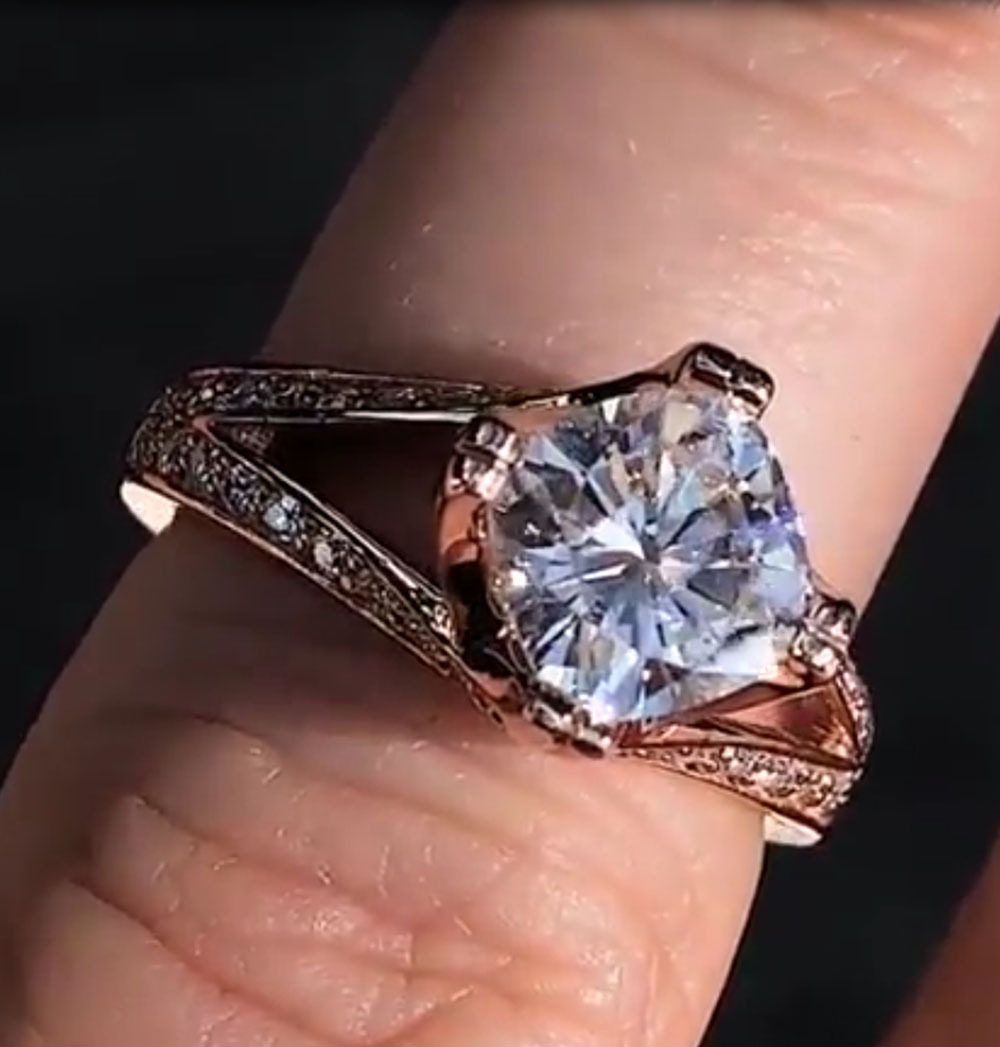 カスタムソリッド 10 K ローズゴールド女性のウェディング - Moissanite Engagement Ring 1 Carat のレビューと価格