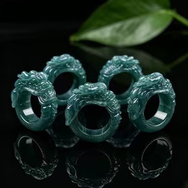 A級の翡翠を使用した、青い水模様の龍が彫刻された指輪。精巧な - Rings のレビューと価格