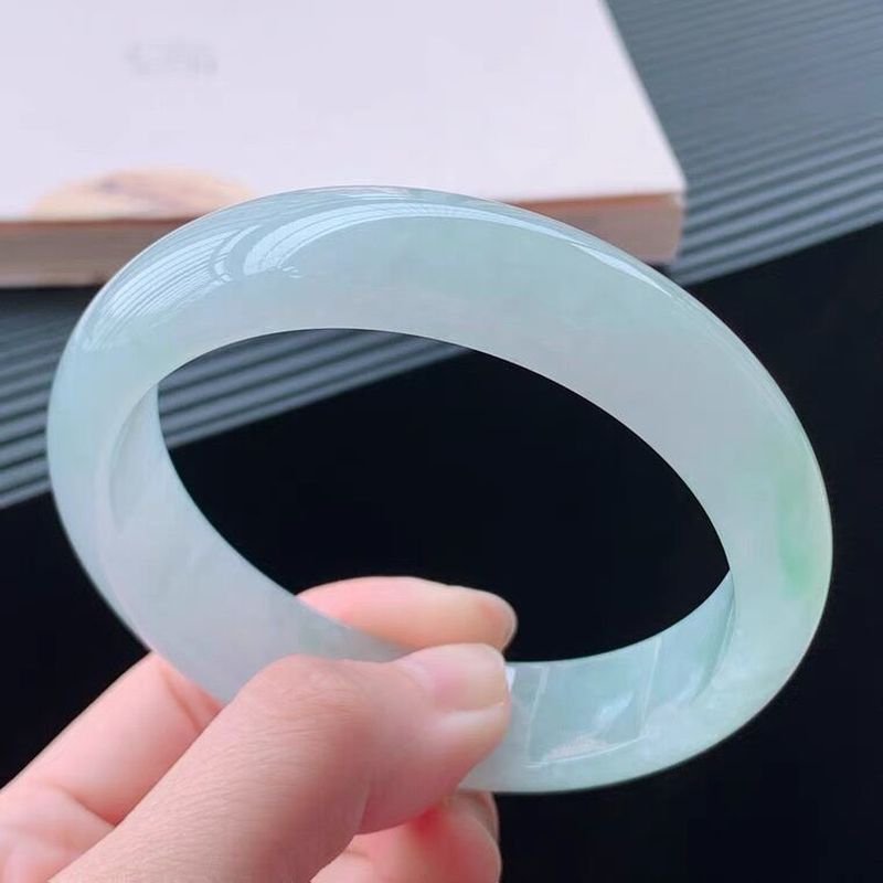 ミャンマー女性向け、氷のような質感の単色半透明ジェダイトブレ - Bracelets のレビューと価格